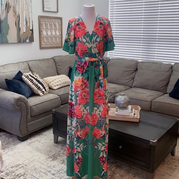Lulus Dresses & Skirts - Gorgeous Lulus maxi dress Size Small
